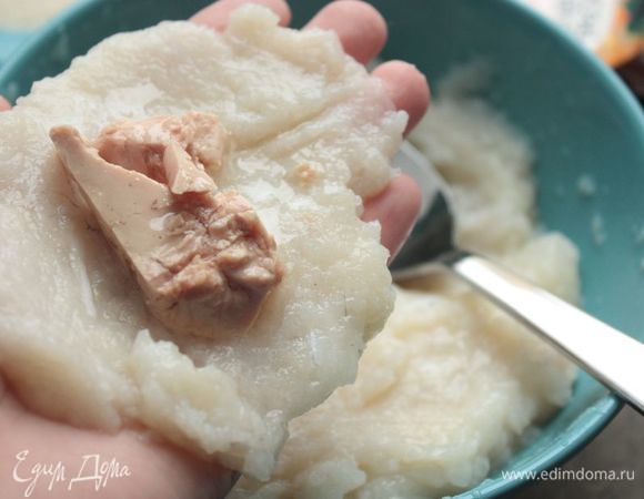 Сформируйте зразу: выложите в ладонь примерно столовую ложку с горкой фарша и разровняйте в блин. В серединке расположите печень трески и осторожно «укутайте» ее в фарш. Чуть сожмите зразу двумя руками, чтобы придать ей форму.