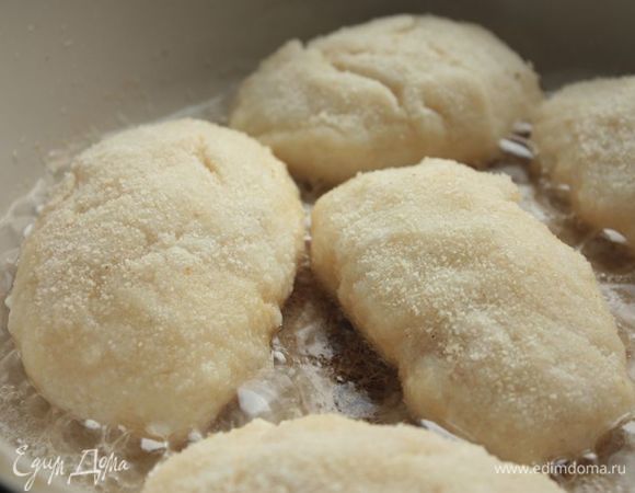 Обжарьте зразы на сливочном масле с небольшим добавлением растительного на среднем огне, буквально по 4-5 минут с каждой стороны. Этого времени достаточно, чтобы рыба приготовилась, но осталась нежной и сочной. Главное — не пережарить зразы, чтобы они не стали сухими.