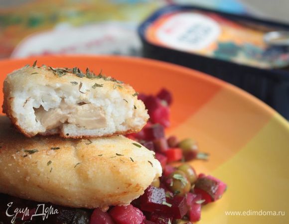 Готовые зразы незамедлительно подавайте к столу: они и так вкусны, но в горячем виде —
 просто божественны! 
В качестве гарнира идеально подойдет картофельное пюре или яркий по вкусу салат. Приятного аппетита!