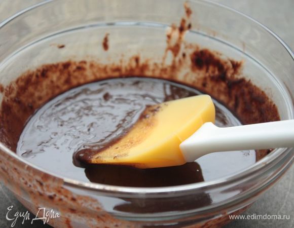Растопите сливочное масло с какао-порошком и шоколадом на водяной бане до получения однородной консистенции.