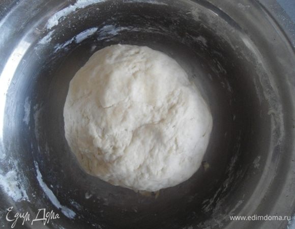 Влить теплую воду, кунжутное масло и замесить тесто. Месить в течение 5 минут. Смазать миску маслом и поставить на расстойку на 50 минут в теплое место без сквозняков.