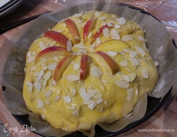 Смазать смесью желтка с молоком или водой, и посыпать миндальными лепестками. Выпекать в заранее разогретой до 180°С духовке, 25-30 минут. 