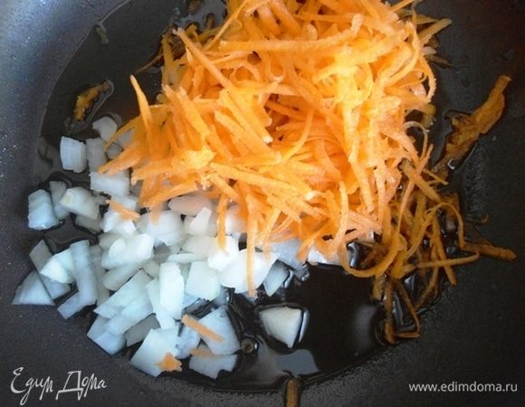 Тем временем займемся начинкой. Лук и морковь обжарить на кунжутном масле 3-5 минут, помешивая.