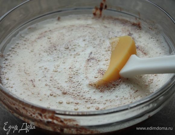 Яйца взбейте с сахаром до образования густой устойчивой пены (на это уйдет 4-5 минут) и смешайте с шоколадной смесью.