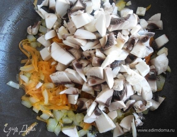 Шампиньоны вымыть, очистить и нарезать кубиками. Добавить в сковородку. Готовить 5 минут.