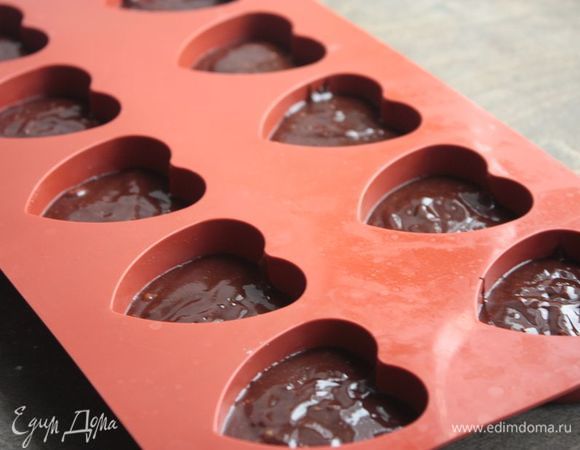 Разлейте тесто по формочкам и выпекайте в течение 7-10 минут. Если вы хотите получить более нежную текстуру внутри пирожных, смело выпекайте 7 минут, если предпочитаете более плотный бисквит, тогда 10 минут. Готовым пирожным дайте остыть.