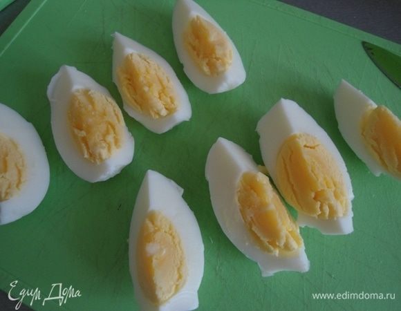 Яйца отварить вкрутую, очистить и нарезать на четвертинки.