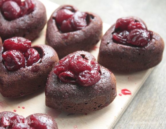 Внутрь пирожного выложите вишню, можно взять консервированную вишню или вишню из варенья. Соответственно, ее нужно предварительно достать из сиропа, чтобы он стек.