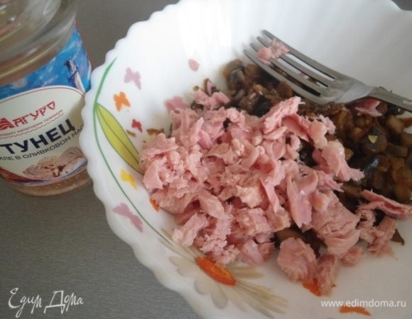 В остывшую начинку добавить консервированный тунец  ТМ «Магуро», размяв его вилкой. Перемешать.