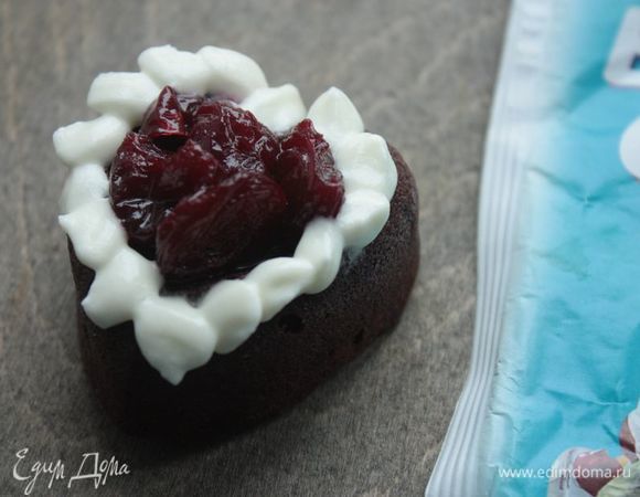 Смешайте молоко со специальной смесью ТМ Haas «Взбитые сливки» (аналогом загустителя сливок) и украсьте пирожные на свой вкус. Дайте им пропитаться несколько часов прежде, чем подавать к столу.