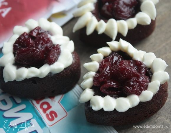 Готовые пирожные можно по желанию украсить тертым шоколадом. Приятного аппетита!