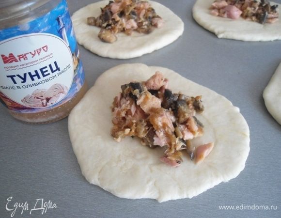 Выложить начинку.