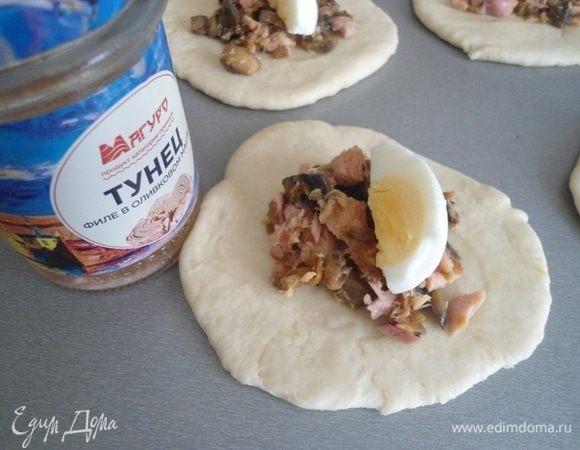 Сверху кусочки вареного яйца.