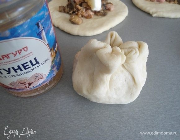 Защипнуть края по кругу, собрав булочку в пучок. Формировать можно и просто в виде шариков, как вам больше нравится.