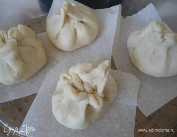 Из пекарской бумаги вырезать квадратики, поместить на них булочки и поставить в пароварку на 25 минут. Старайтесь, чтобы булочки не соприкасались между собой, они отлично вырастут при варке на пару.