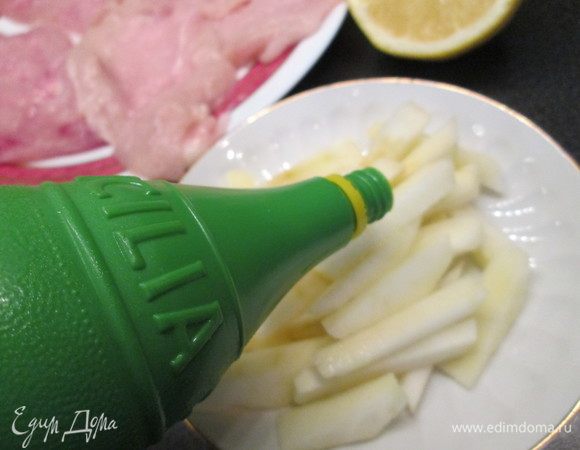 Нарезаем длинными дольками  очищенные яблоки (у меня антоновка) и сбрызгиваем их соком лайма TM SICILIA.