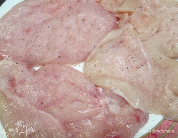 Посыпаем грудки перцем и солью по вкусу.