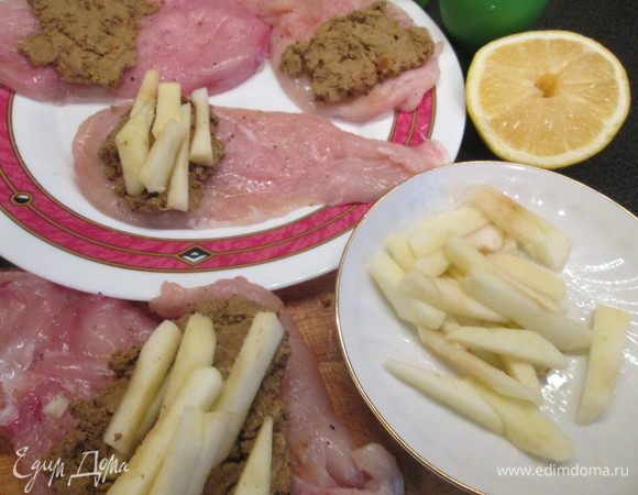 Сверху на каждый кусочек грудки укладываем печеночный паштет и кусочки яблок. Можно вместо паштета уложить кусочки сырой печени.