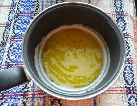 В другую кастрюлю добавляем масло и маргарин. Все растапливаем на медленном огне. 