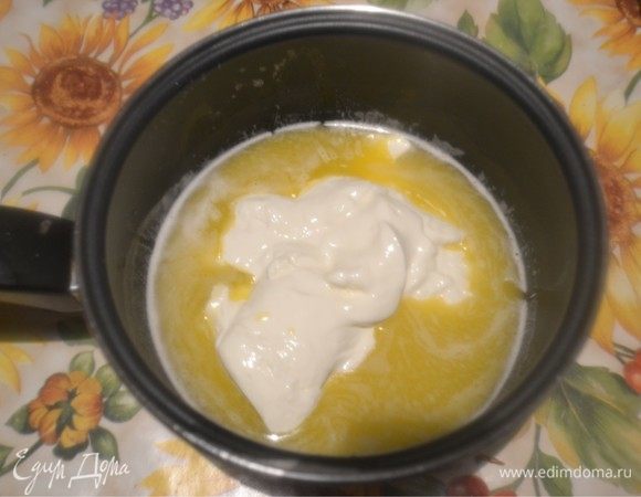 Пока тесто подходит, займемся начинкой. Растапливаем сливочное масло. Пусть немного остынет. Затем добавим сметану. 