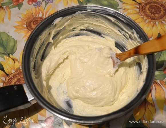 Далее к маслу и сметане мы добавляем муку. Вымешиваем начинку до гладкого однородного состояния. 