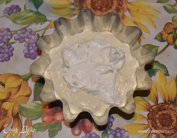 У нас для шанег используются вот такие формы с волнистыми краями. Хорошо смазываем их растительным маслом.  Выкладываем тесто, заполняя 1/2 формы. В серединку кладем 1 ст. л. начинки. Отправляем в духовку, разогретую до 200°С. Выпекаем примерно 20 мин. Наблюдайте за корочкой. Как только шанежки зарумянятся, они готовы. Аромат такой, что аж невтерпеж! 