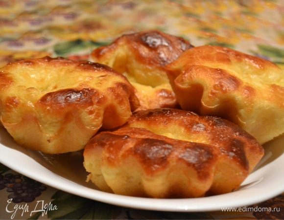 Достаем горячие шаньги. Смазываем их растопленным сливочным маслом и присыпаем толокном. Приятного аппетита! 