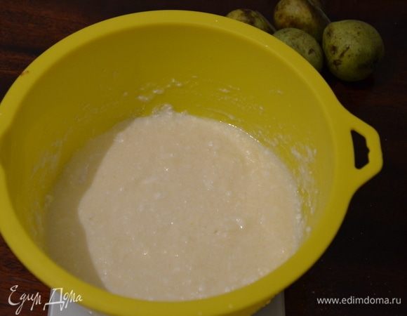 В миске соединяем творог, яйца, сахар, ванильный сахар и соль. Вливаем растительное масло.