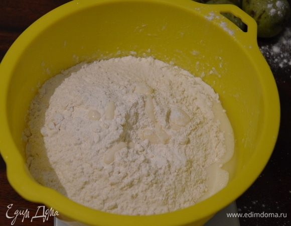 Добавляем разрыхлитель теста и, постепенно всыпая муку (количество регулируйте по ходу замеса), замешиваем гладкое, не липнущее к рукам, мягкое тесто.