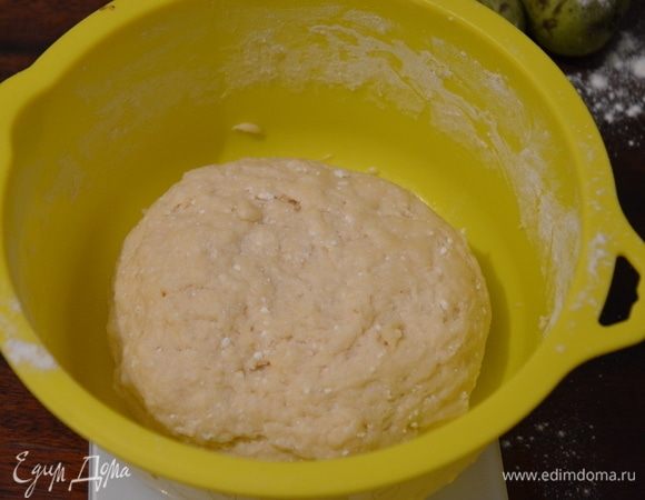 Накрываем миску с тестом салфеткой и оставляем на 1-1,5 часа.