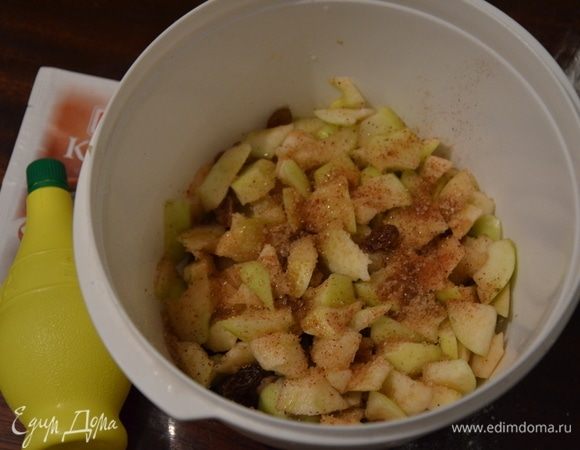 Яблоки мелко нарезаем. Соединяем яблоки и изюм, сбрызгиваем лимонным соком ТМ SICILIA, добавляем коричневый сахар, корицу и перемешиваем.