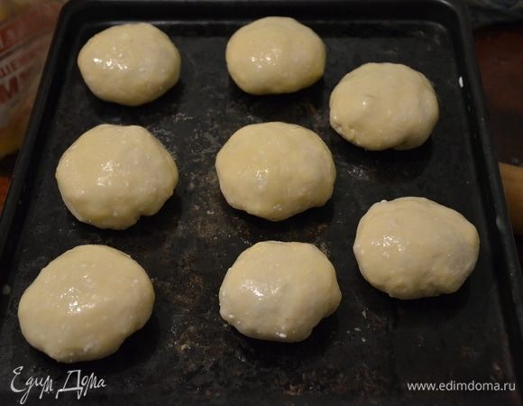 Выкладываем пирожки на противень, смазанный маслом. Смазываем поверхность взбитым желтком.