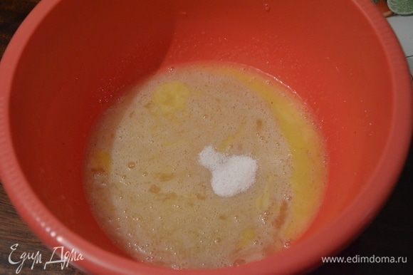 Яйца взбиваем с сахаром, солью и ванильным сахаром. Добавляем размягченное сливочное масло и еще раз взбиваем.