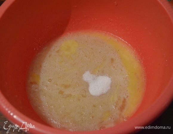 Яйца взбиваем с сахаром, солью и ванильным сахаром. Добавляем размягченное сливочное масло и еще раз взбиваем. 