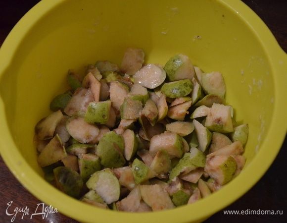 Для начинки нарезаем груши на мелкие кусочки и поливаем лимонным соком. 