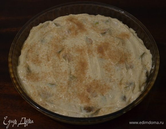 В получившееся кремообразное тесто выкладываем груши. Опять тщательно перемешиваем, чтобы равномерно их распределить.
Выкладываем тесто в смазанную маслом форму. Присыпаем сверху коричневым сахаром. 