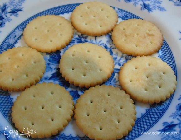 На тарелку выкладываем слой крекера, низ можно смазать майонезом, чтобы не ездило по тарелке.