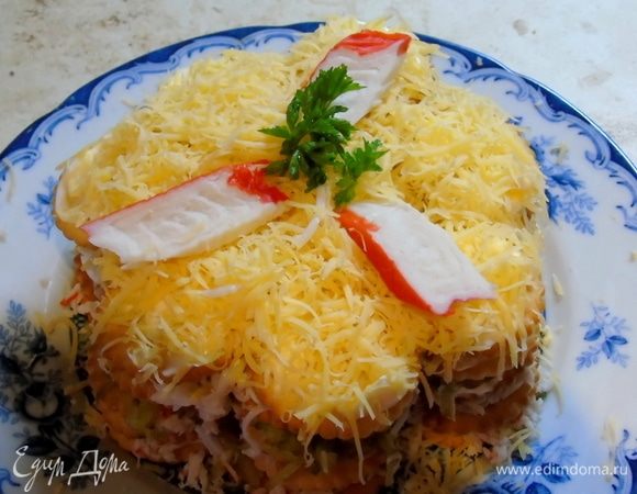 Покрываем слоем крекера, смазываем майонезом и затираем сыром. Украшаем по желанию.