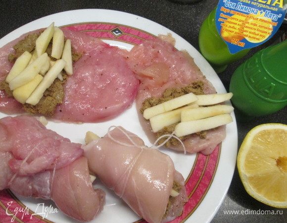 Заворачиваем куриные рулеты и закрепляем при помощи шпажек, зубочисток или шпагата.