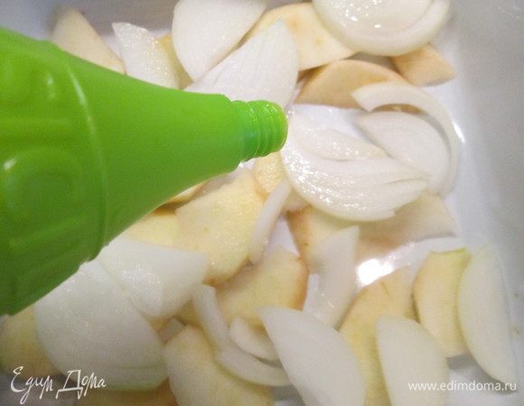 Нарезаем дольками еще одно-два яблока (по вкусу), луковицу и укладываем их на дно формы. Сбрызгиваем соком лайма TM SICILIA.