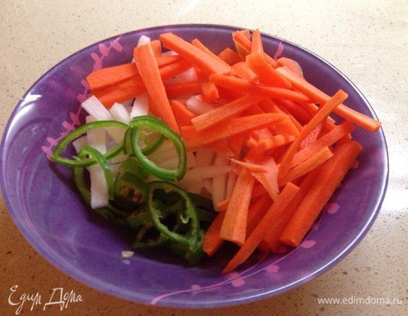 Перец чили нарезать кружочками, морковь и дайкон — тонкой соломкой. Сложить в миску.