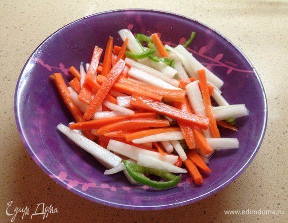 Посолить, добавить уксус, сахар, кунжутное масло и оставить мариноваться минимум на час.