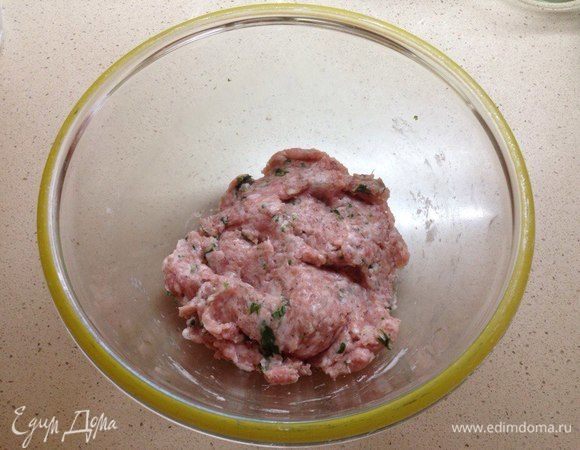 Кинзу, зеленый лук и чеснок мелко порубить. Смешать все ингредиенты для тефтелей.