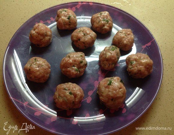 Руки смазать маслом и слепить тефтели размером с шарик для настольного тенниса.