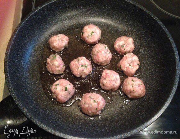 Обжарить на среднем огне в небольшом количестве масла по пару минут с двух сторон.