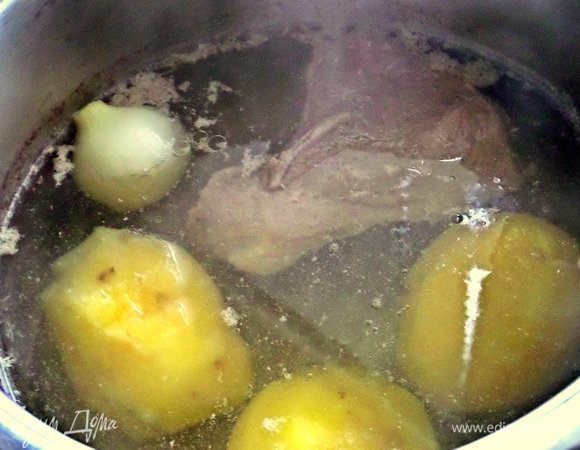 Заранее сварить бульон на мясе, у меня опять с добавлением луковицы, соли, а картофель для другого, менее изысканного супчика.