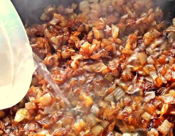 Влить порциями бульон в сковороду с луком. Густоту и соль регулируем под свой вкус, начать с 600 до 800 мл. Томить суп минут 20.