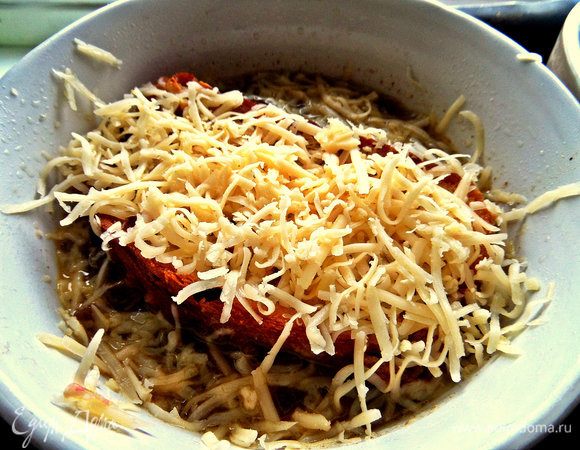Густо посыпать сыром, у меня Голландский.