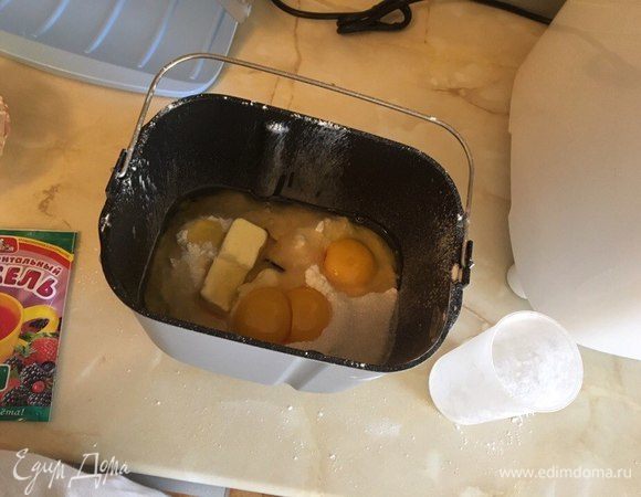 Загрузить все ингредиенты в форму в очередности, указанной в рецепте. 
Изюм отдельно засыпать в диспансер, предварительно промыв и настояв в теплой воде.
Выставить режим «тесто».
2:20 часа.