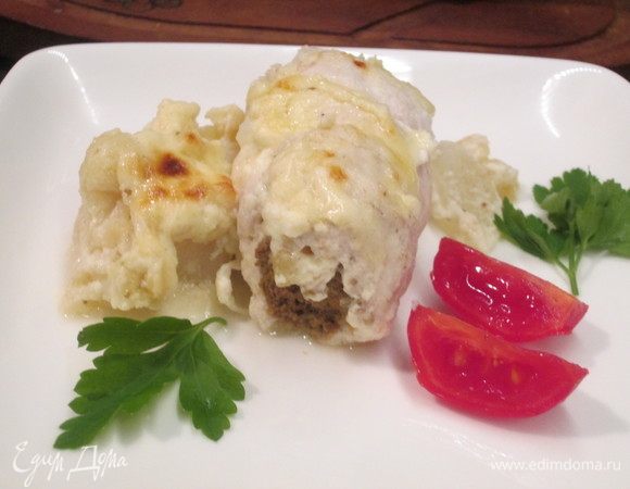 Подаем куриные рулетики с начинкой из печени и яблок, добавляем запеченные овощи под соусом бешамешь. Приятного аппетита!